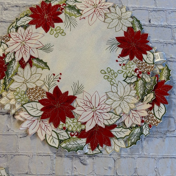 CHRISTMAS HOLLY WHITE RED GREEN & METALLIC GOLD (8) PLACEMATS POLYESTER - Picture 2 of 11